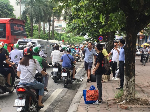 Hà Nội: Người dân bắt đầu nghỉ lễ, nhiều tuyến đường cửa ngõ tắc cứng - Ảnh 4
