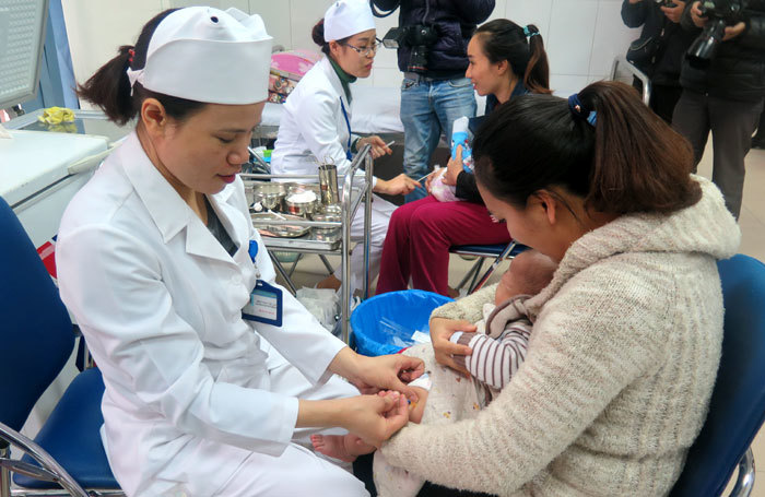56 trẻ phản ứng nhẹ sau tiêm vaccine ComBe Five ở Hà Nội - Ảnh 1