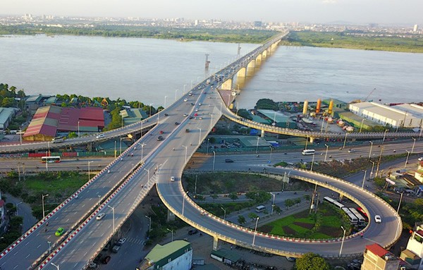 Hà Nội: Bắt đầu rào chắn nửa cầu Vĩnh Tuy để sửa chữa khe co giãn - Ảnh 1