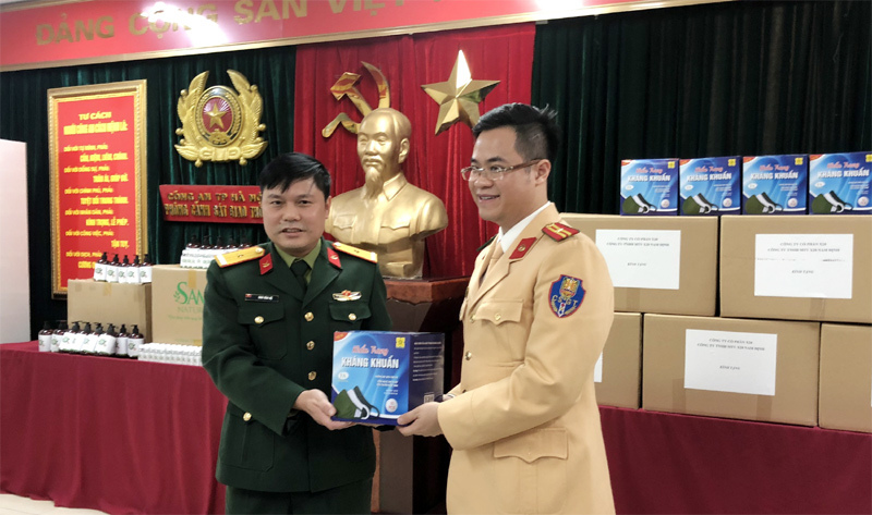 Tặng 10.000 khẩu trang cho CSGT Hà Nội - Ảnh 1