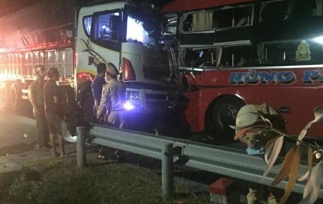 Đà Nẵng: Tai nạn liên hoàn, 1 người chết, 20 người bị thương - Ảnh 1