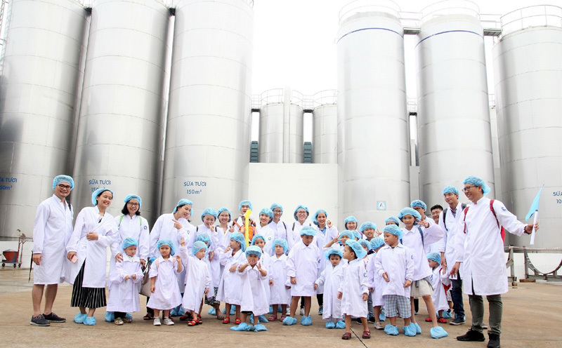 Vui hè 2018, bé cùng khám phá siêu nhà máy sữa của Vinamilk - Ảnh 1