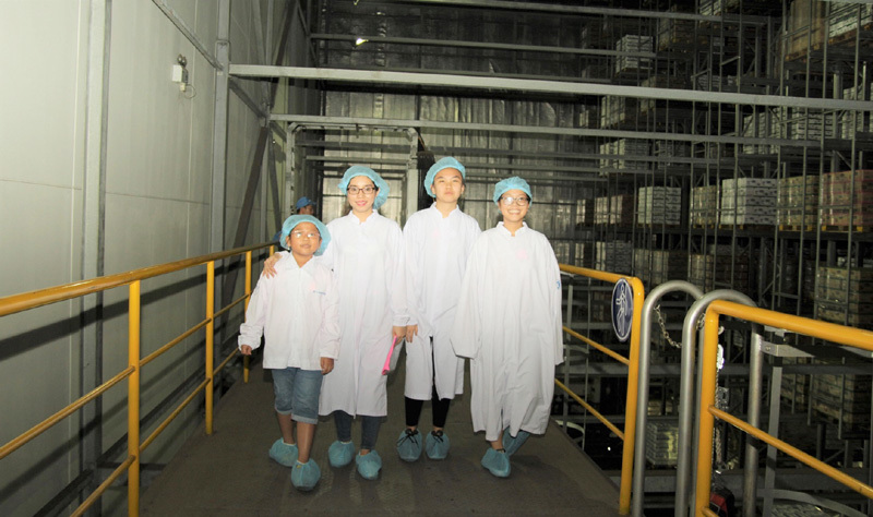 Vui hè 2018, bé cùng khám phá siêu nhà máy sữa của Vinamilk - Ảnh 6