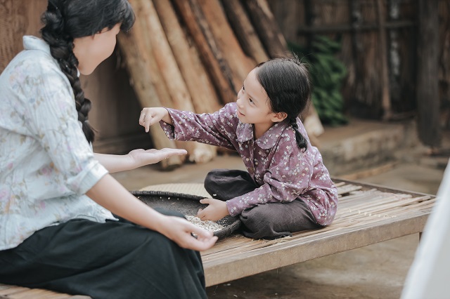 MV “Gửi vào thương nhớ” của NSƯT Tố Nga khiến người xem nhói đau vì tình cha con thời chiến - Ảnh 2