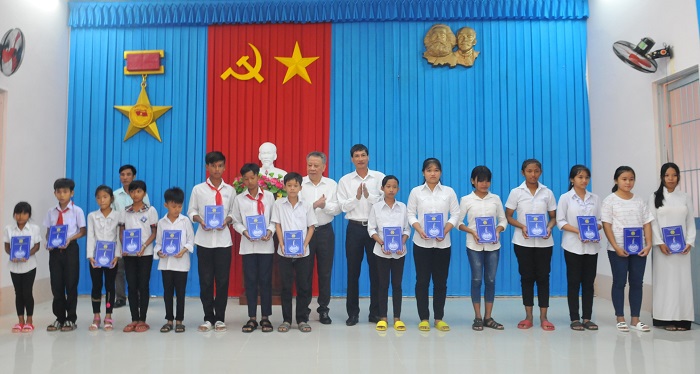 Đoàn công tác của Ban Thường vụ Thành ủy Hà Nội thăm hỏi, tặng quà tại tỉnh Trà Vinh - Ảnh 6