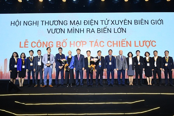 Bắt tay với Amazon, bầu Hiển thúc đẩy thương mại điện tử Việt Nam - Ảnh 1