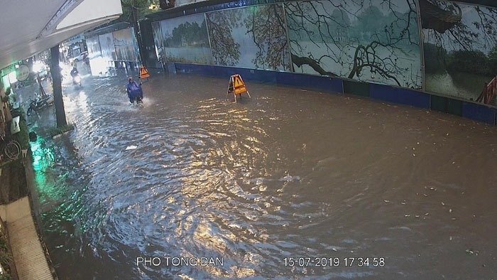 Hà Nội: Mưa lớn gây ngập, ùn tắc trên một số tuyến phố đúng giờ tan tầm - Ảnh 3