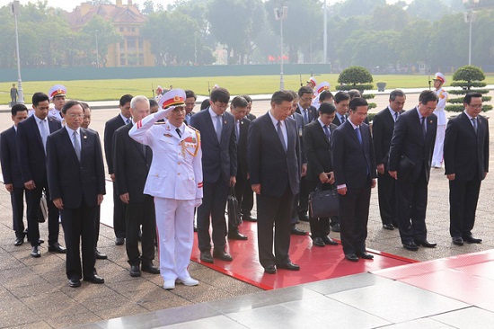 Chủ tịch Trung Quốc Tập Cận Bình vào Lăng viếng Chủ tịch Hồ Chí Minh - Ảnh 2