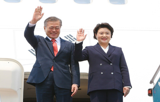 Chùm ảnh Tổng thống Hàn Quốc Moon Jae-in bắt đầu chuyến thăm Việt Nam - Ảnh 1