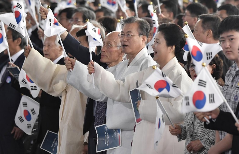 Ông Moon Jae-in dịu giọng, để ngỏ đối thoại với Nhật Bản trong ngày Quốc khánh Hàn Quốc - Ảnh 1