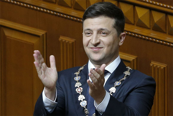 Ukraine: Diễn viên hài đi bộ tới nhậm chức Tổng thống, giải tán luôn Quốc hội - Ảnh 1