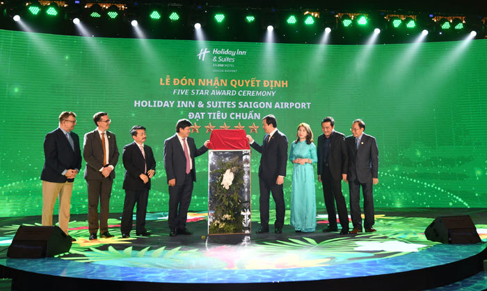 Khách sạn Holiday Inn & Suites đầu tiên tại Việt Nam đạt chứng nhận khách sạn 5 sao - Ảnh 1
