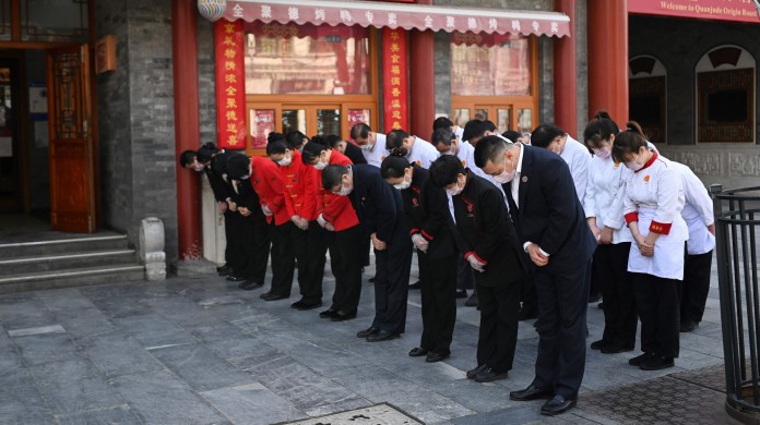 Trung Quốc treo cờ rủ, dành 3 phút mặc niệm các nạn nhân dịch Covid-19 - Ảnh 7