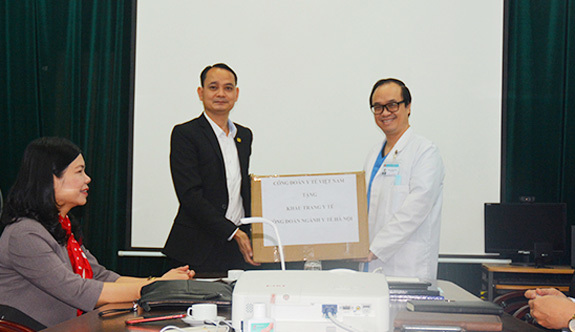 Công đoàn Hà Nội thăm, tặng quà cho y bác sĩ Trung tâm Cấp cứu 115 Hà Nội - Ảnh 2