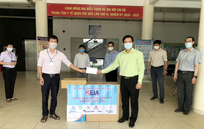 Hội Chuyên gia Trí thức Việt Nam - Hàn Quốc thăm hỏi, hỗ trợ y bác sĩ tại Trung tâm y tế quận Thủ Đức - Ảnh 2