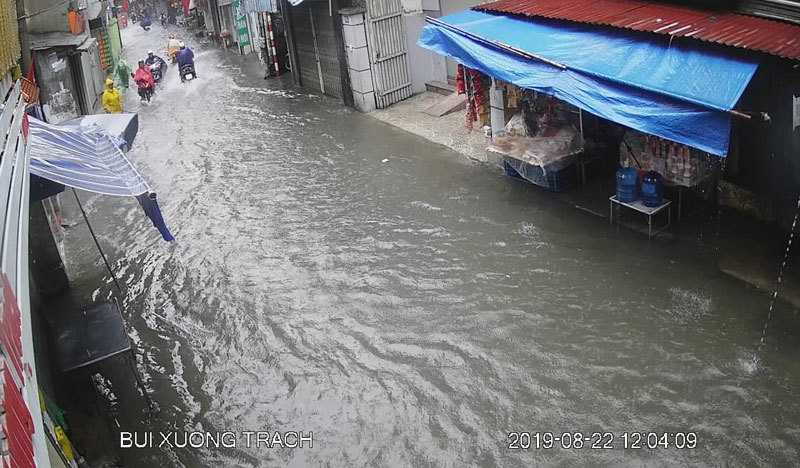 Hà Nội: Người đi đường thót tim vì những đợt sấm nổ trong trận mưa lớn - Ảnh 6