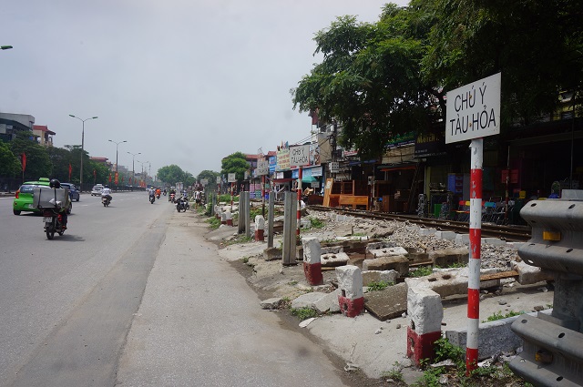 Hành lang an toàn đường sắt tại Hà Nội: Tai nạn giao thông luôn rình rập - Ảnh 2