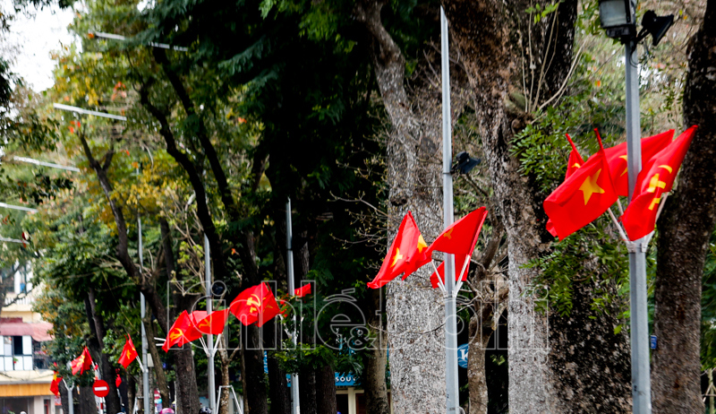 [Ảnh] Hà Nội trang hoàng cờ hoa chào mừng kỷ niệm 90 năm thành lập Đảng bộ Thành phố - Ảnh 1