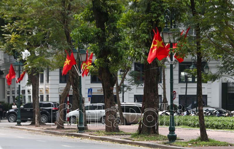 [Ảnh] Hà Nội trang hoàng cờ hoa chào mừng kỷ niệm 90 năm thành lập Đảng bộ Thành phố - Ảnh 13
