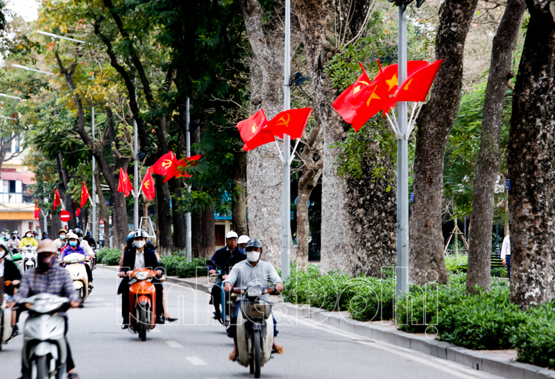 [Ảnh] Hà Nội trang hoàng cờ hoa chào mừng kỷ niệm 90 năm thành lập Đảng bộ Thành phố - Ảnh 14