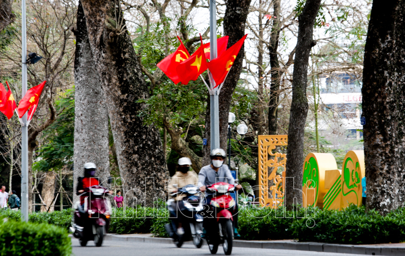 [Ảnh] Hà Nội trang hoàng cờ hoa chào mừng kỷ niệm 90 năm thành lập Đảng bộ Thành phố - Ảnh 15