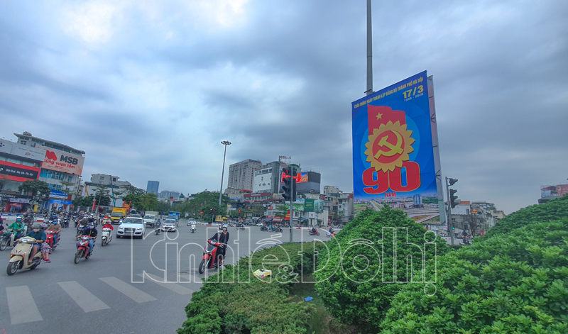 [Ảnh] Hà Nội trang hoàng cờ hoa chào mừng kỷ niệm 90 năm thành lập Đảng bộ Thành phố - Ảnh 2