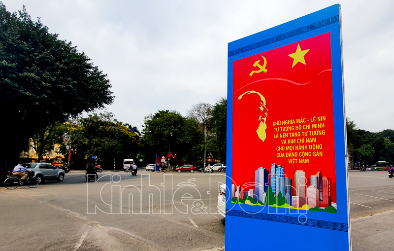 [Ảnh] Hà Nội trang hoàng cờ hoa chào mừng kỷ niệm 90 năm thành lập Đảng bộ Thành phố - Ảnh 3