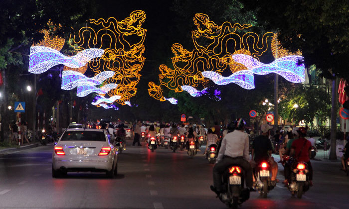 Trang trí đường phố Hà Nội: Bớt lòe loẹt nhưng chưa hiện đại - Ảnh 1