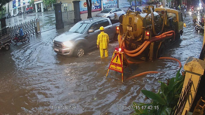 Hà Nội: Mưa lớn gây ngập, ùn tắc trên một số tuyến phố đúng giờ tan tầm - Ảnh 7