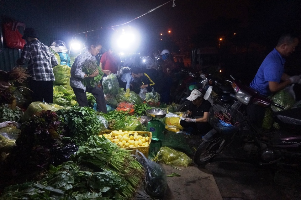 Trắng đêm dẹp loạn chợ “cóc” phố Trần Quốc Vượng - Ảnh 3
