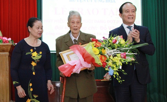 Trao Huy hiệu 70 năm tuổi Đảng cho đảng viên tại huyện Ứng Hòa - Ảnh 1