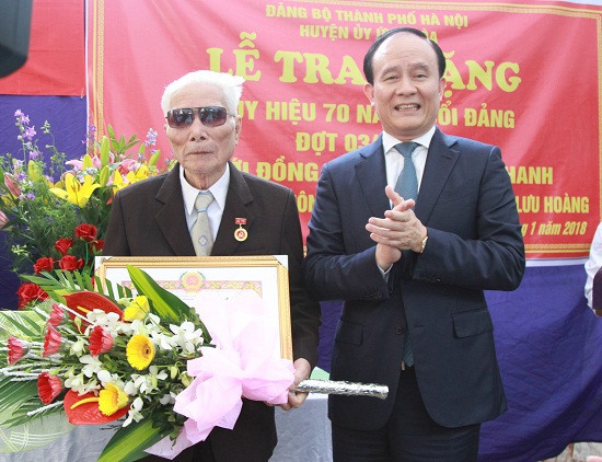 Trao Huy hiệu 70 năm tuổi Đảng cho đảng viên tại huyện Ứng Hòa - Ảnh 2
