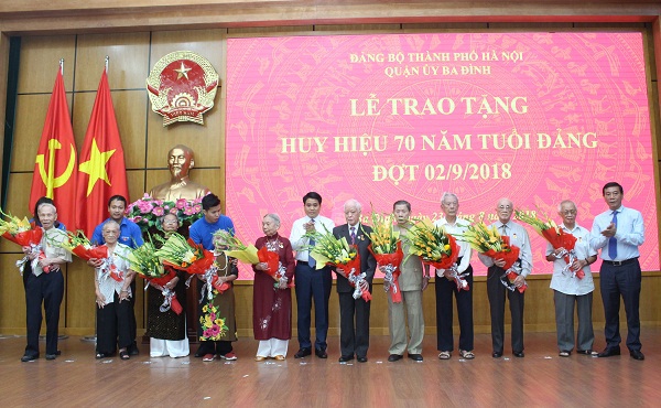 Chủ tịch Nguyễn Đức Chung trao Huy hiệu 70 năm tuổi Đảng cho đảng viên lão thành - Ảnh 2