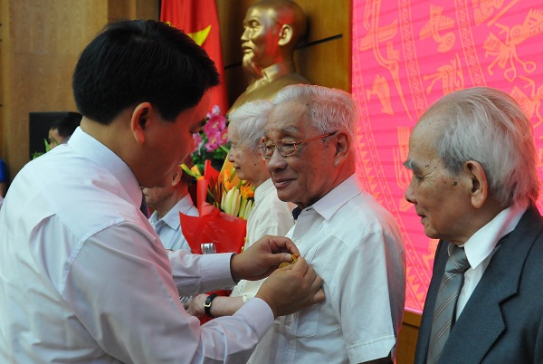 Chủ tịch Nguyễn Đức Chung trao Huy hiệu 70 năm tuổi Đảng cho đảng viên lão thành - Ảnh 1