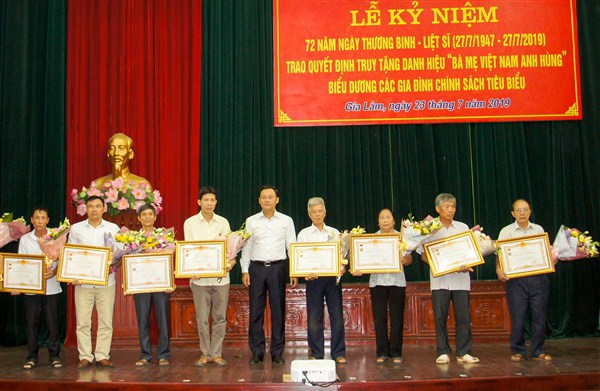 Huyện Gia Lâm tặng 13.700 suất quà cho các đối tượng chính sách - Ảnh 1