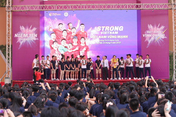 Strong Vietnam: Cầu thủ Duy Mạnh được fan tổ chức sinh nhật tại trường Marie Curie - Ảnh 3