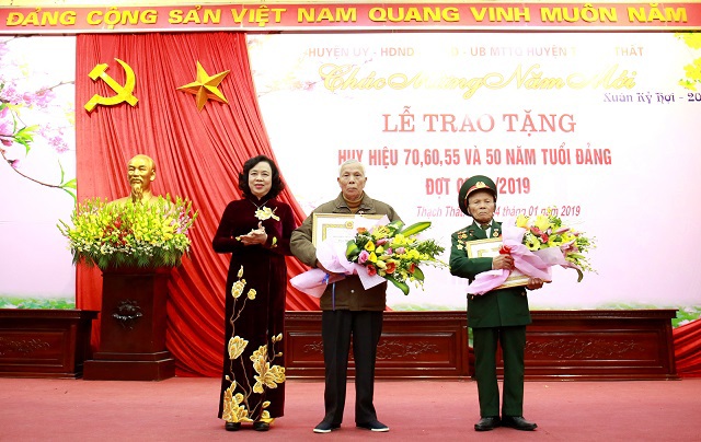 Phó Bí thư Thường trực Thành ủy Ngô Thị Thanh Hằng trao Huy hiệu Đảng cho đảng viên lão thành - Ảnh 2
