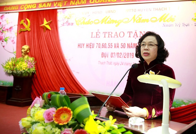 Phó Bí thư Thường trực Thành ủy Ngô Thị Thanh Hằng trao Huy hiệu Đảng cho đảng viên lão thành - Ảnh 1