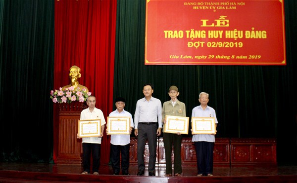 Gia Lâm trao Huy hiệu Đảng cho 235 đảng viên - Ảnh 1
