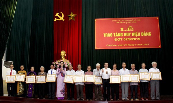 Gia Lâm trao Huy hiệu Đảng cho 235 đảng viên - Ảnh 2
