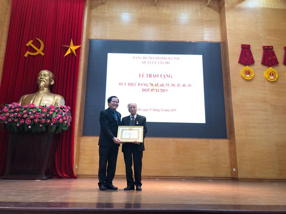 Phó Chủ tịch Thường trực HĐND TP Nguyễn Ngọc Tuấn trao Huy hiệu đảng tại quận Tây Hồ - Ảnh 2