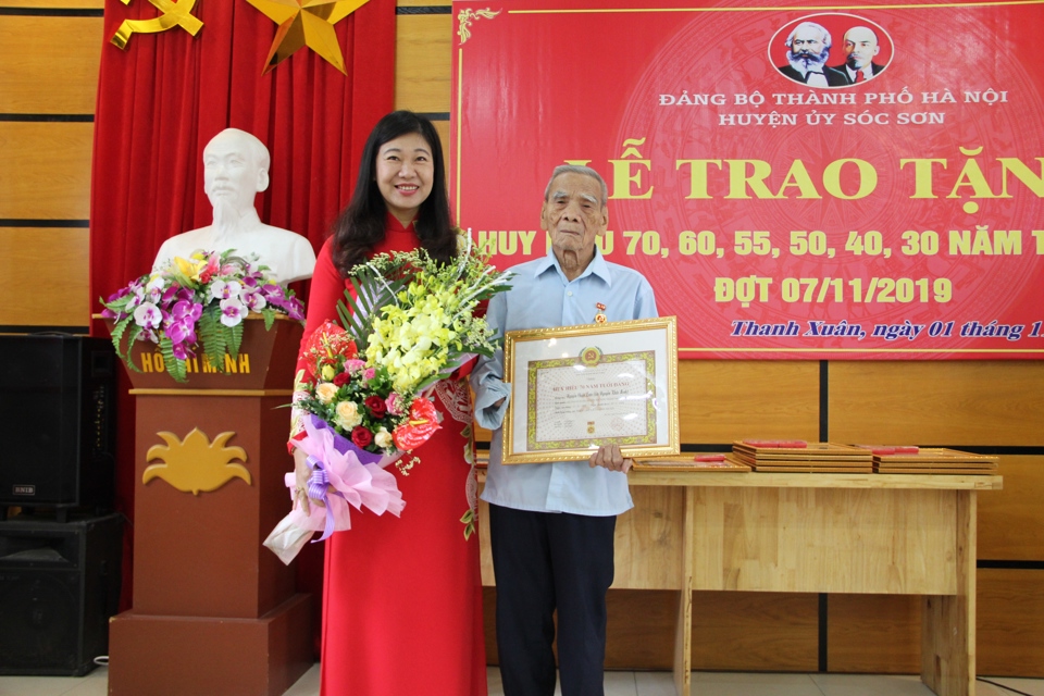 Trao Huy hiệu Đảng cho các đảng viên lão thành xã Thanh Xuân, huyện Sóc Sơn - Ảnh 1