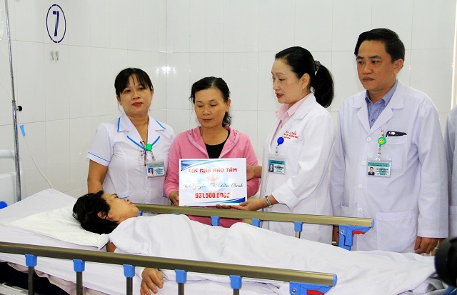 Trao gần 2,5 tỷ đồng ủng hộ 4 nạn nhân vụ TNGT thảm khốc ở Quảng Nam - Ảnh 1