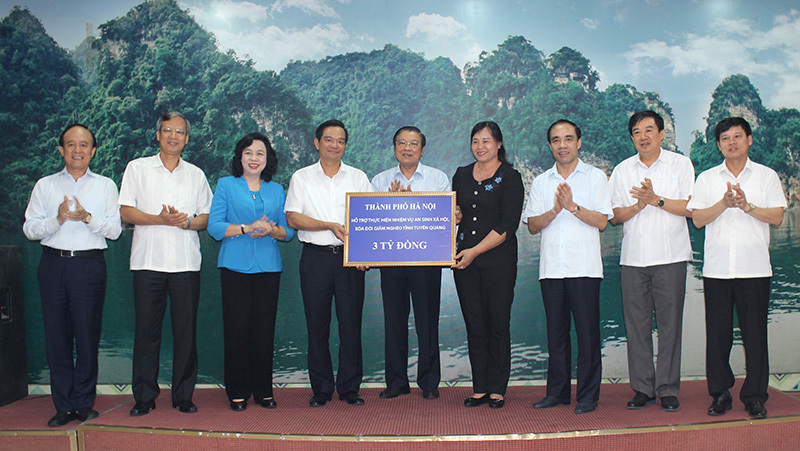 Đoàn công tác TP Hà Nội thăm, làm việc tại tỉnh Tuyên Quang - Ảnh 1