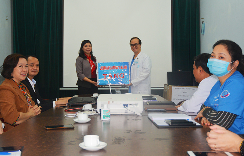 Công đoàn Hà Nội thăm, tặng quà cho y bác sĩ Trung tâm Cấp cứu 115 Hà Nội - Ảnh 1