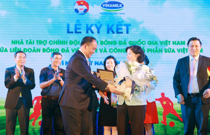 Vinamilk tài trợ chính cho các đội tuyển bóng đá quốc gia Việt Nam - Ảnh 3
