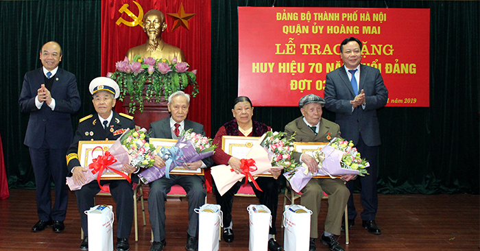Trao Huy hiệu Đảng đợt 3/2 cho đảng viên lão thành thuộc quận Hoàng Mai - Ảnh 1