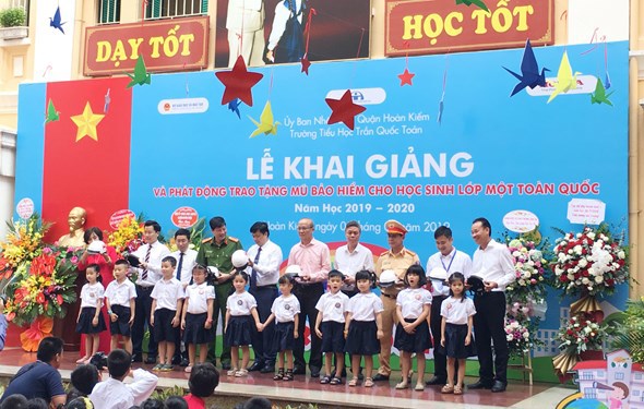 Hà Nội: Tặng trên 176.000 mũ bảo hiểm cho học sinh lớp 1 - Ảnh 1
