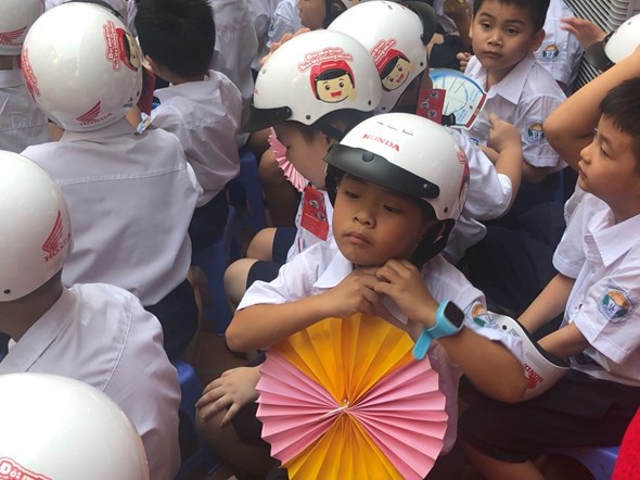 Hà Nội: Tặng trên 176.000 mũ bảo hiểm cho học sinh lớp 1 - Ảnh 2