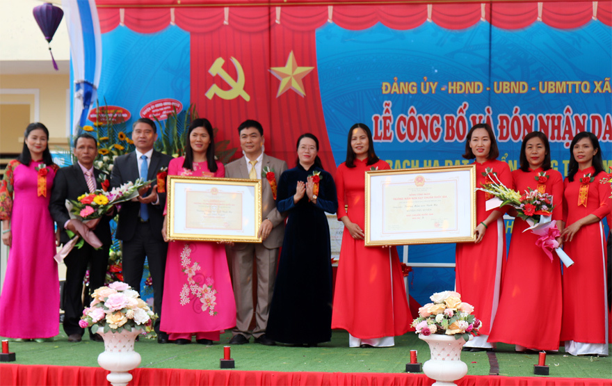 Bạch Hạ đón nhận danh hiệu xã đạt chuẩn nông thôn mới - Ảnh 2